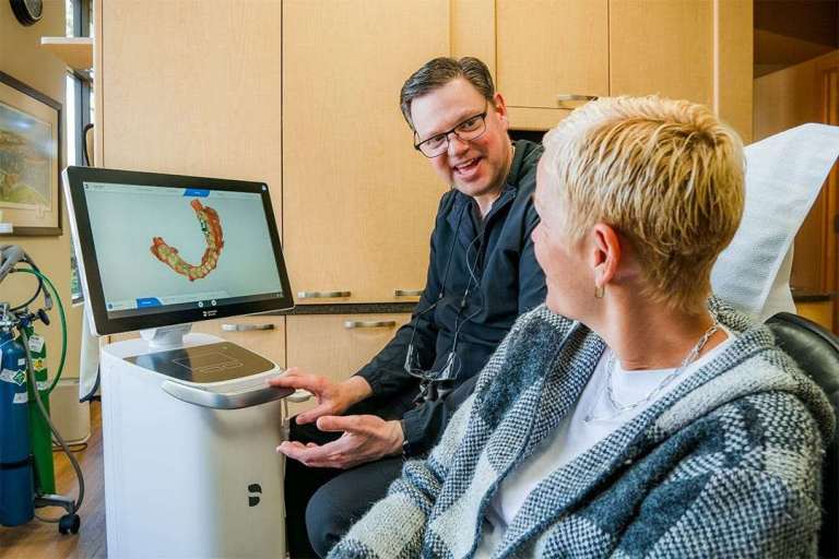 dentist showing 3D scan of teeth to patient